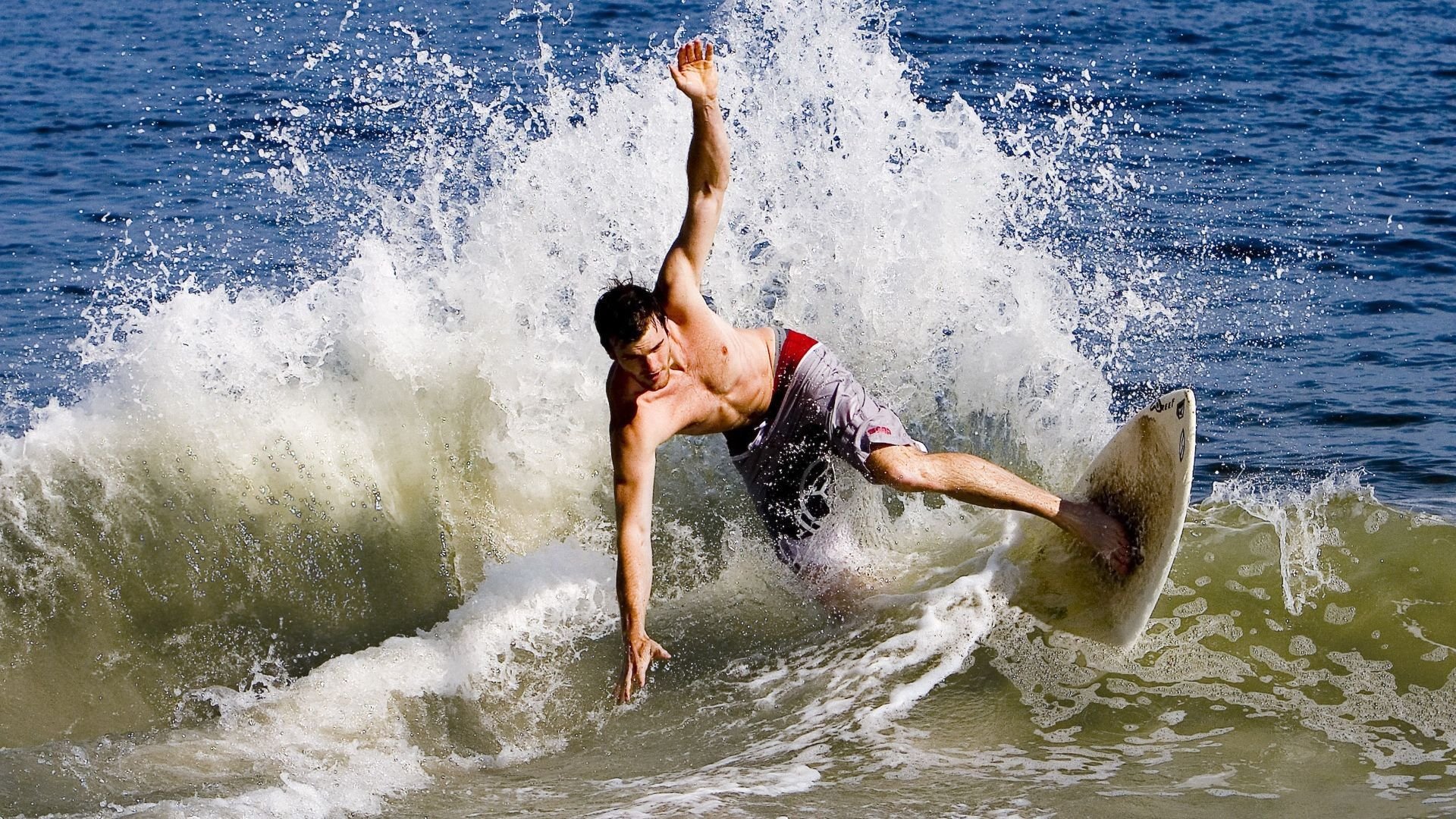 消防员负重登楼公开赛 抢险装备穿戴完整照样冲刺